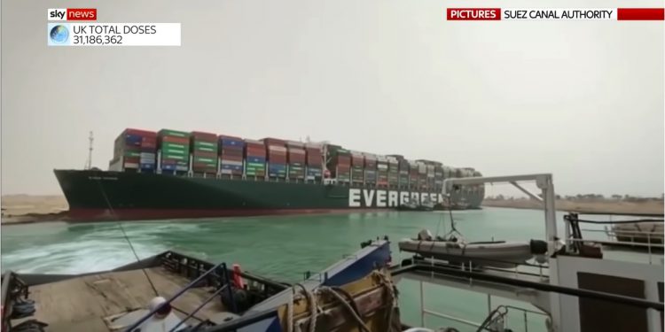 CNBC “수에즈 운하 뚫렸지만 물류대란 한 달 이상 지속된다”