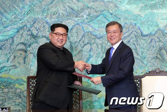 北 연일 미사일 쏘는데 ‘비판’ 한 마디 못꺼낸 정부