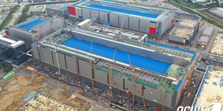 美정부 등에 업은 인텔…’총수 부재’ 삼성에 선전포고