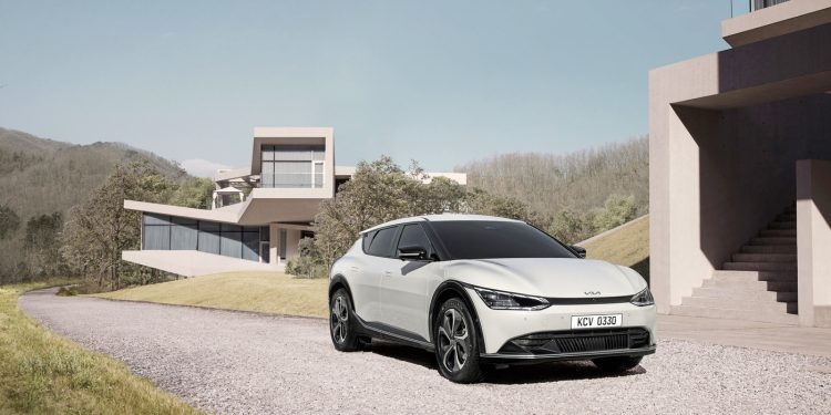 기아, 전용 전기차 ‘EV6’ 베일 벗었다…”미래지향적·독창적인 모습”