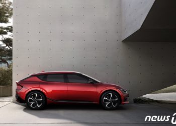 베일 벗은 EV6…기아 “올해 글로벌 3만대 판매, 내년 10만대”