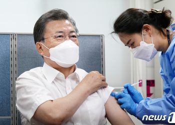 “시야에서 잠시 사라진 주사바늘” 문대통령 백신 접종 간호사에 욕설·협박