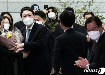 윤석열 “27년, 후회없이 일했다”…박수 속 마지막 퇴근