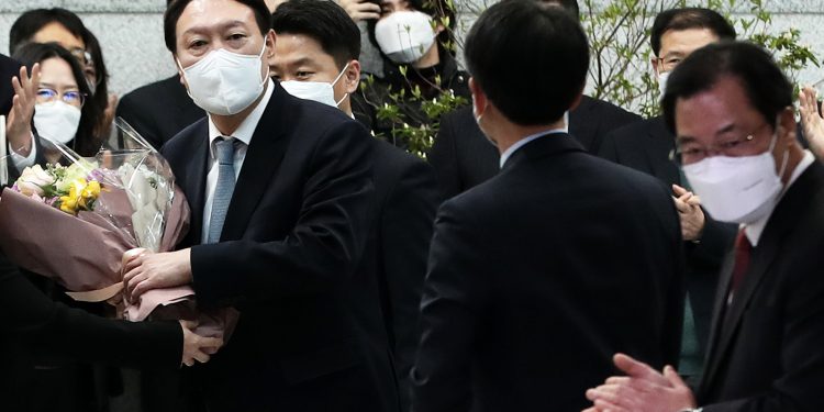 윤석열 “27년, 후회없이 일했다”…박수 속 마지막 퇴근