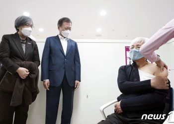 접종 후 사망 5명에 커진 불안감…文 대통령 접종으로 수그러들까