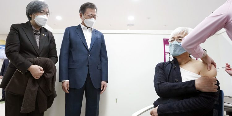 접종 후 사망 5명에 커진 불안감…文 대통령 접종으로 수그러들까