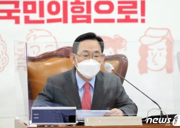 주호영 “AZ백신 부작용 심각…불안 해소 위해 대통령 접종 나쁜 일 아닌듯”