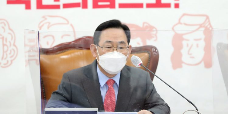 주호영 “AZ백신 부작용 심각…불안 해소 위해 대통령 접종 나쁜 일 아닌듯”