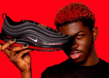 “나이키, 직원 피 넣어 ‘사탄 운동화’ 만들어”