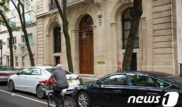 최악의 억만장자 성범죄자 엡스타인 뉴욕 저택, 580억에 팔렸다