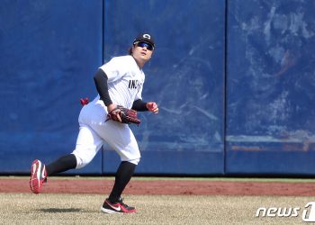 추신수, KBO리그 무대서 첫 수비 출전…삼성 상대로 좌익수 선발