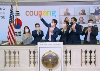 쿠팡, 뉴욕 상장 첫날 49.25달러 마감…김범석 지분가치 10조 육박