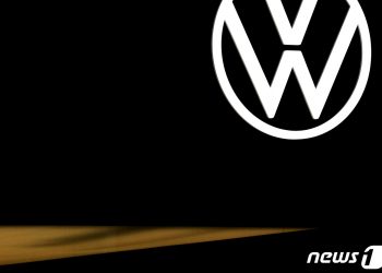 폭스바겐이 문제가 아니다…전기차 주도권 놓고 車-배터리 ‘격돌’