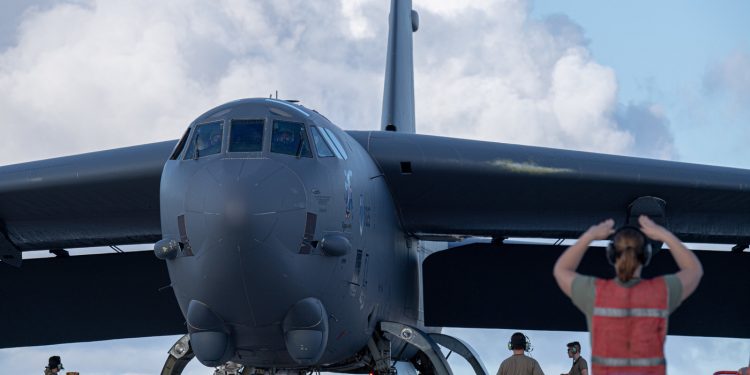 美 B-52H 전략폭격기 괌에 전진배치…’北·中 견제’