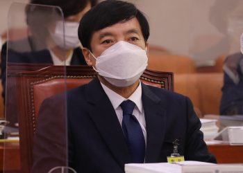 검찰, 피의자 이성윤 소환 조사