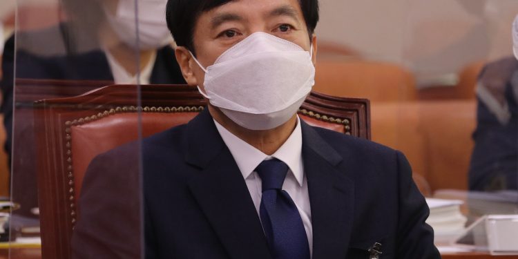 검찰, 피의자 이성윤 소환 조사