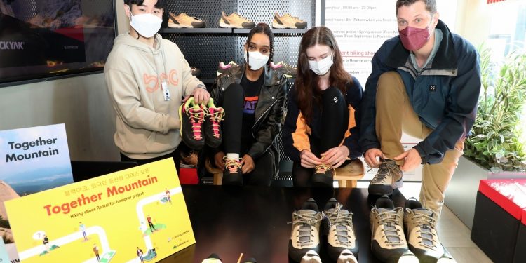 한국 거주 시민권자, 북한산 오를 때 등산화 공짜 대여