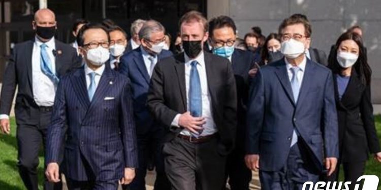 서훈 “한미일, 북미협상 조기 재개 노력하기로”