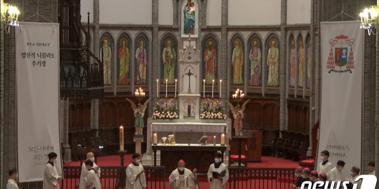 “아낌없이 주고 간 고귀한 분”…정진석 추기경 애도물결