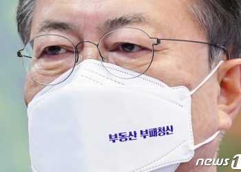 외신 “文, 재보선 참패로 참담한 타격”