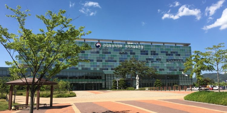 “자동차 주행 중 배터리 충전 기술 표준화, 한국이 주도한다”