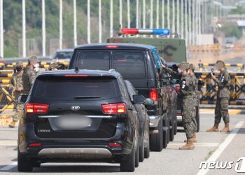 대놓고 찍힌 美 스파이수장의 DMZ행…’강력’ 대북메시지