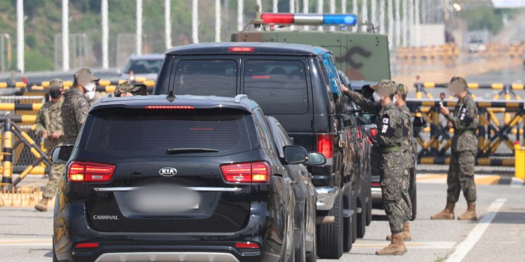 대놓고 찍힌 美 스파이수장의 DMZ행…’강력’ 대북메시지