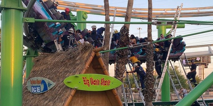 허공에 멈춰 선 롤러코스터, 탑승객들 ‘추락 공포’