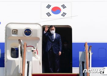 문대통령, 美워싱턴 도착…이튿날부터 공식일정 돌입