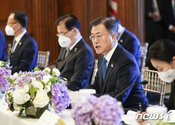 문대통령-바이든 美대통령, 백악관서 정상회담 돌입