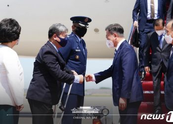 문대통령, 알링턴 국립묘지 ‘무명용사 묘’ 참배…한미 혈맹 부각