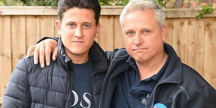 ‘불 속 영웅’ 아버지와 아들…가스 폭발한 집에 뛰어들어 3명 구조