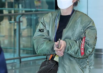 윤여정, 항공 점퍼 차림으로 ‘금의환향’