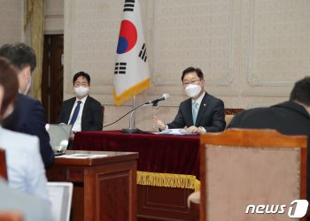 이성윤, 버틸까 물러날까…박범계 “기소·직무배제 별개”