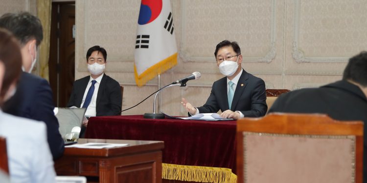 이성윤, 버틸까 물러날까…박범계 “기소·직무배제 별개”