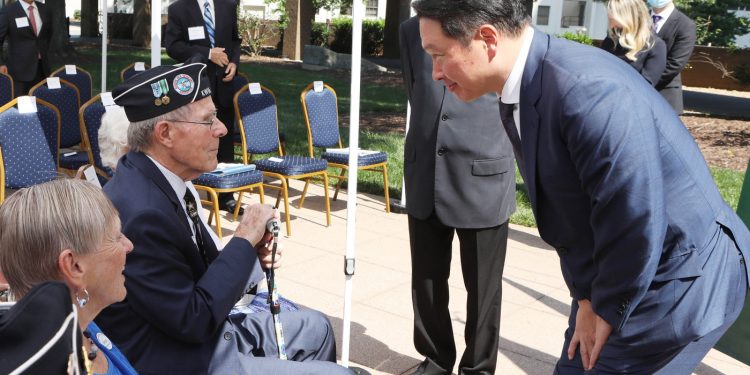 최태원 상의회장, 미 참전용사에 허리 굽혀 인사