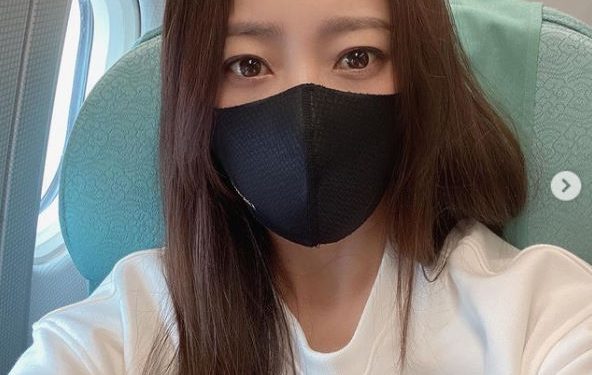 마스크 써도 빛나는 김희선 미모