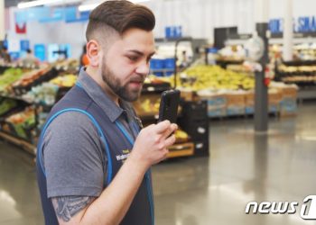 월마트, 직원 74만명한테 연말까지 삼성 ‘갤럭시폰’ 지급한다