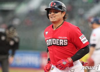 시즌 첫 두 자릿수 홈런-도루 추신수 일본행 가능성 높아져