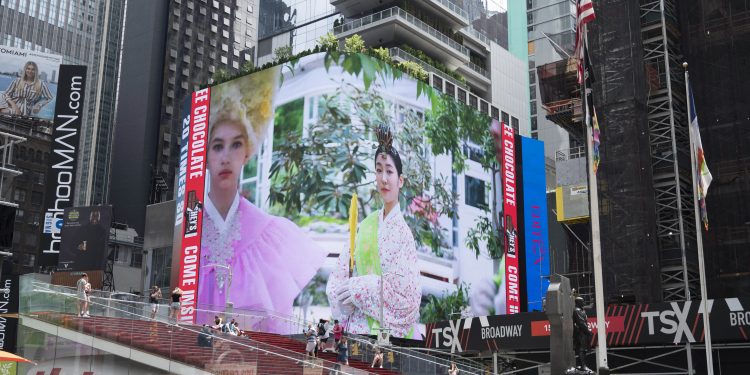뉴욕 타임스스퀘어 전광판에 4주 동안 1000회 한복 광고한다