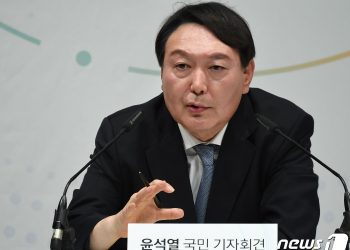 윤석열 “내년 반드시 정권교체…나라가 이래도 되냐 걱정했다”