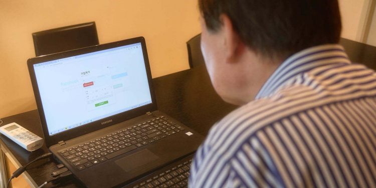 페북 시작한 윤석열 “주량은 소주 1~2병..취미는 미술관 관람”