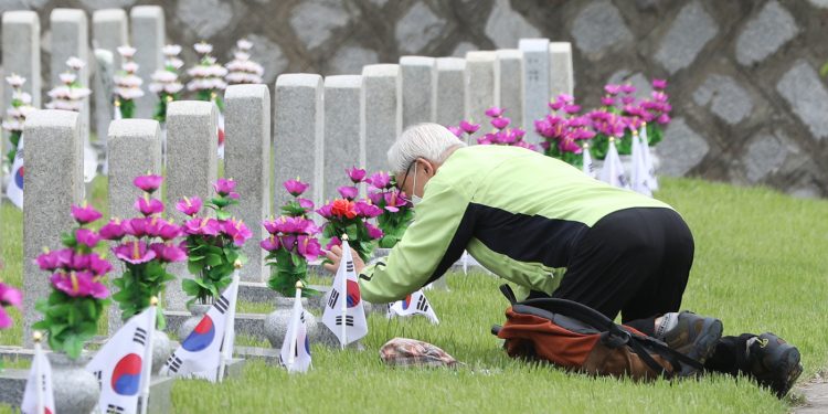 “대한민국 내우외환 위기”..현충일에 정권교체 의지 다진 野