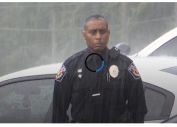 왜 비맞고있냐고 물으니…2차대전 흑인 베테란 애도한다고 답한 흑인경찰