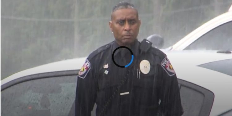 왜 비맞고있냐고 물으니…2차대전 흑인 베테란 애도한다고 답한 흑인경찰