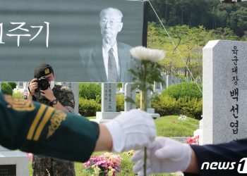 6·25 영웅 백선엽 장군 1주기…野 “정부, 추모행사도 없어”