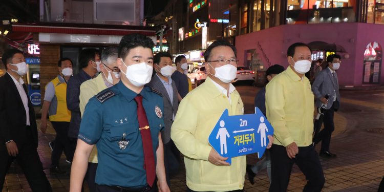 ‘K-방역’ 흔들…정부의 안이한 상황인식·우유부단이 자초