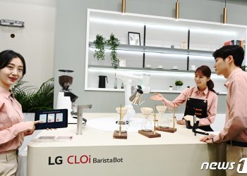 LG전자 ‘커피 만들고 물건 전하고’ 로봇 상용화 시작