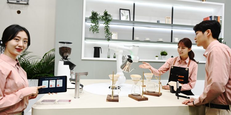 LG전자 ‘커피 만들고 물건 전하고’ 로봇 상용화 시작