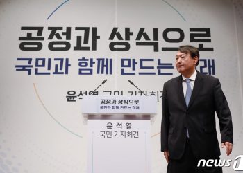 윤석열, 검사티 벗고 의혹 적극 반박